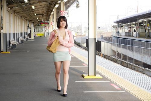 「『そんなに触ったら…おばさんここでセックスしたくなっちゃう』無意識に胸が密着してしまい真面目な青年を痴●師に変えてしまう迷惑巨乳女」VOL.2