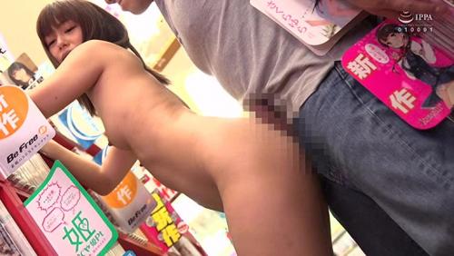 アダルトコーナーにわざと間違えて入ってきたお姉さん！欲望でギラついた男達の目の前でパンチラ見せつけ、ギンギンになったチ〇ポに尻を押しつけてくる。店員や他の客にバレないように店内で僕のチ〇ポはパンティの奥に呑みこまれた！