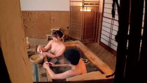 もしも…終電逃した男女の友達が「混浴温泉で洗いっこ」体験したらどうなるの…！？友人・仕事・先輩後輩関係の男女2人がほろ酔いで心も体も裸になり混浴温泉で互いの身体を洗い合い男女同時発情…果たして一線を越えてSEXしてしまうのか！？