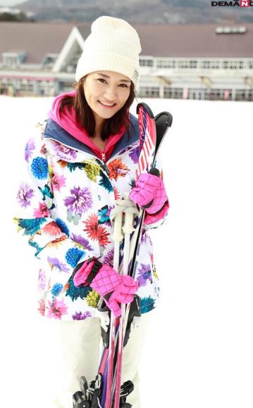 マジックミラー号 ゲレンデに来ていた幸せいっぱい新婚カップルナンパ！旦那が目の前で浮気！その様子を見て悲しんでいる奥さんを口説き、旦那までミラー越し30cmの距離で寝取って声を押し殺せないほどイカせる！