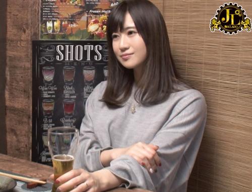 「おばさんを酔わせてどうするつもり？」若い男女で溢れ返る相席居酒屋で一人呑みしている熟女を狙い撃ちで口説いてお持ち帰り！寂しさと欲求不満が募った素人奥さんの乾いたカラダはよく濡れる！！VOL.28