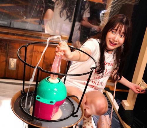 羞恥！彼氏連れ素人娘をマシンバイブでこっそり攻めまくれ！20素人VSマシンバイブ 激安居酒屋にマジックミラー特設スタジオを設置夏を楽しむ美肌露出多めの奔放な女子大生に中出し！！編
