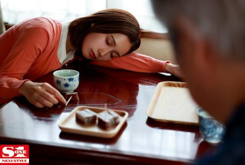 義父の濃厚な舌技で舐め堕ちした美人妻 小島みなみ