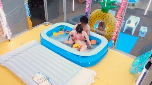 顔出しMM号 ビキニ女子限定 ザ・マジックミラー Wデート中の仲良し大学生カップル交換企画！ぬるぬるオイル素股に挑戦！ 3 恋人の目の前でイケナイと思いつつもクリトリスとチ○ポを擦り合わせ恥ずかしさと気持ちよさでヌルッと挿入！全員まさかの生中出し！！ in海水浴場