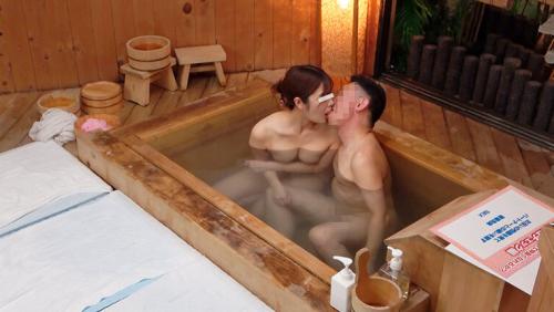 一般男女モニタリングAV 家族旅行中の即席W不倫企画 巨乳妻が初対面のデカチン男性とタオル一枚で相席混浴！過激ミッションでみるみる勃起するデカチンに恥じらいながらもご無沙汰オマ○コからは期待汁が止まらない！スケベ本性剥き出しの生ハメ中出し連続射精セックス！…