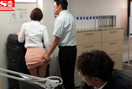 ボクを助けてくれた人事部の葵さんが犯●れているのを見て鬱勃起。 葵つかさ
