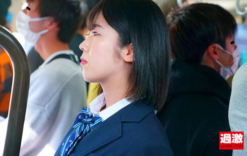 満員バスで背後から制服越しにねっとり乳揉み痴●され腰をクネらせ感じまくる巨乳女子○生16