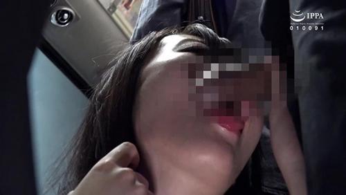 満員バスで出会ったクソエロい人妻！夫が横に居るのにムチムチ尻を僕の股間に押しつけてきて思わず勃起ちゃたよ。チ○コを握りしめスリルを楽しんでいる奥さんとその場でヤッちゃいました。