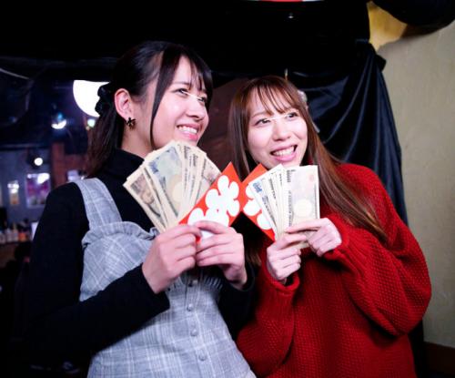 羞恥！彼氏連れ素人娘をマシンバイブでこっそり攻めまくれ！21素人VSマシンバイブ 激安居酒屋にマジックミラー特設スタジオを設置令和4年お正月だヨ！美人姉妹が酒とノリでNTRスペシャル！編