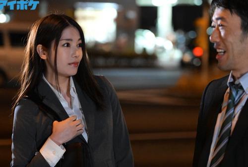 僕の恋人が家で待ってるのに、 終電を逃がし美人すぎる女子社員の家に泊まる流れに…ノーパンノーブラ 部屋着に興奮した絶倫のボクは一晩中ヤりまくった。。。 「終電ないなら、ウチで飲みませんか？」 楓カレン