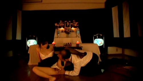 旦那の葬式中に未亡人を寝取り娘も寝取った映像の記録