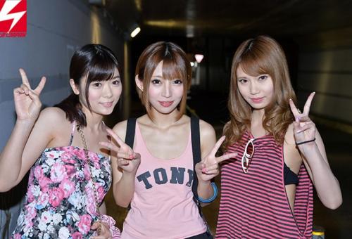 ナンパJAPAN検証企画！ 女子大生限定！夏フェス帰りの女子大生3人組をラブホに連れ込みエッチなほろ酔い王様ゲーム！ アゲアゲテンションなシロウトお姉さんたちとハメまくり乱交SEXパーティーしちゃいました！