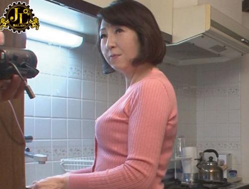 嫁のいない日に朝から家事にいそしんでるお義母さんの完熟ピタパン巨尻を見ていたら急にムラムラしてしまい…そのままバックで即ハメ中出し！