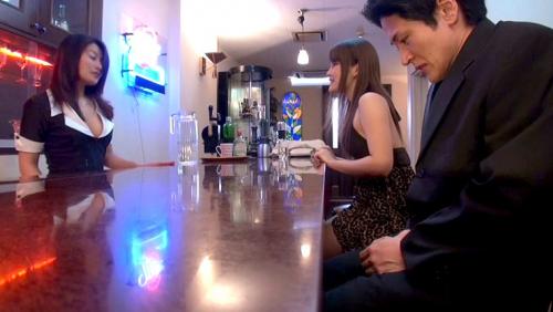 昼下がりの人妻カフェにふらりと入ったら、隣に座った若妻が夫には見せないパンチラで俺のチ○ポをその気にさせた