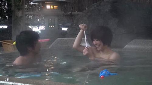 一般男女モニタリングAV 温泉街で別々に声を掛けた巨乳な奥様と体育会系（アスリート）男子大学生が初対面で混浴温泉に二人っきり！すぐに勃っちゃうガッチガチ筋肉若ち○ぽを目の前にするとフニャチン旦那とのご無沙汰性生活で欲求不満な人妻は…