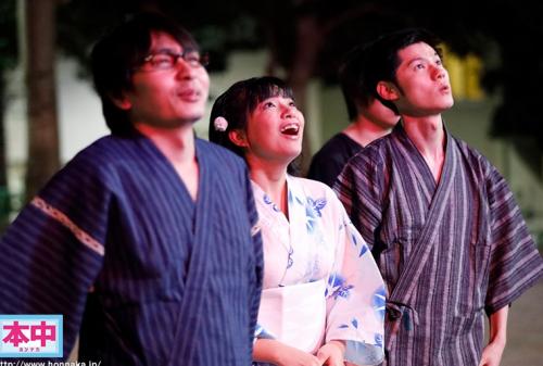 花火大会の夜、狂わせた突然の大雨片思いのクラスメイトと駆け込んだラブホ相部屋雨宿り中出し 根尾あかり