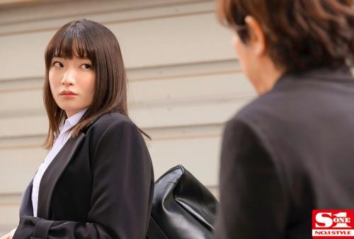 Jカップ美人上司がポツンと一軒宿で大嫌いなポンコツ部下と相部屋に… まさかの夜は立場逆転！絶倫チ●ポに一晩中「ひぃひぃ」イカされ続けるなんて… 鷲尾めい