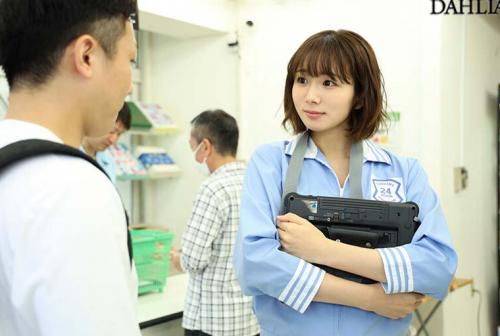 満たされない人妻の禁断不倫SEX同じコンビニで働く男子大学生と汗だくで交わり続けた熱い夏… 穂高結花