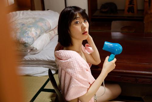 無防備な風呂上がり姿でいるワケあり欲求不満な従姉妹たちが、エッチしたいの！と抱きついてきた！ バスタオルからチラ見えする乳首にぷりぷり丸尻パンツが僕のチ○ポを硬くさせた！