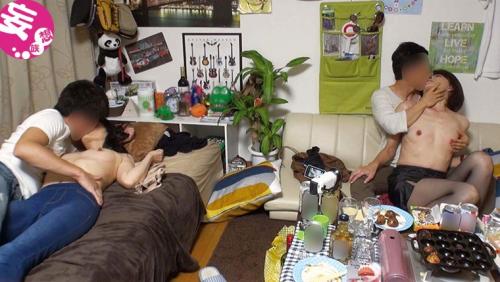 イケメンが熟女を部屋に連れ込んでSEXに持ち込む様子を盗撮したDVD。71～強引にそのまま中出ししちゃいました～ イケメンにハマってしまった熟女が超美人の友達を連れて戻ってきました！ワイワイたこパ～大乱交スペシャル！！