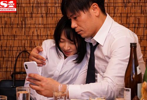 新入女子社員と絶倫上司が出張先の相部屋ホテルで…朝から晩までひたすら不倫セックスに明け暮れた一夜 伊賀まこ