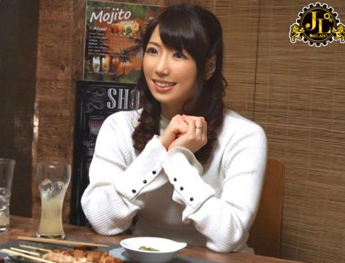 「おばさんを酔わせてどうするつもり？」若い男女で溢れ返る相席居酒屋で一人呑みしている熟女を狙い撃ちで口説いてお持ち帰り！寂しさと欲求不満が募った素人奥さんの乾いたカラダはよく濡れる！！VOL.21