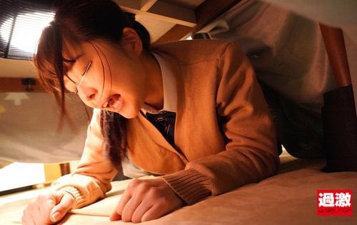 奥さんが居ても…コタツの中で指を絡ませるねっとり手コキでドクドク射精に追い込む少女