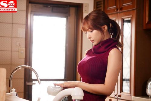豊満な巨乳の上司の妻ゆあさんと布団の中でこっそり密着スローセックスに没頭したボク。 三上悠亜