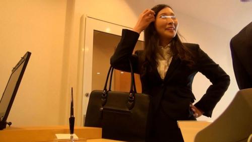 一般男女モニタリングAV 職場の同僚ドッキリ企画 出張先のビジネスホテルで憧れの女先輩と後輩男子が2人っきりでまさかまさかの相部屋宿泊！次々と巻き起こるエッチなハプニングで急接近した同じ職場の男女が会社に内緒の生ハメセックス！翌日の仕事も忘れ没頭のけぞりイ…