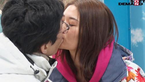 マジックミラー号 ゲレンデに来ていた幸せいっぱい新婚カップルナンパ！旦那が目の前で浮気！その様子を見て悲しんでいる奥さんを口説き、旦那までミラー越し30cmの距離で寝取って声を押し殺せないほどイカせる！