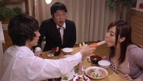 ウチの嫁さんがお隣の坊ちゃんに毎日おしゃぶりさせられていました。 小川桃果