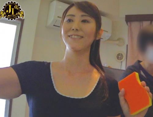 嫁のいない日に朝から家事にいそしんでるお義母さんの完熟ピタパン巨尻を見ていたら急にムラムラしてしまい…そのままバックで即ハメ中出し！