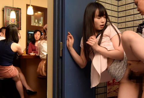 同窓会で初恋の女が人妻に…独身男を胸チラとパンチラで誘い元クラスメイトが横にいるのに勃起チ○ポを握り ドキドキ店内Hに濡れびちゃる人妻15人240分スペシャル
