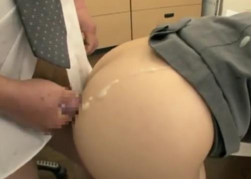 【会社でSEX】歳の離れた課長とオフィスでセックス。部下の2人に射精！（その1～2)