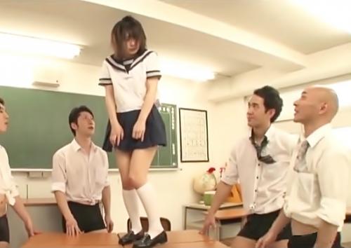 《連続中出し》激カワ女子校生が泣きながら自分で全裸になりオマンコを広げると連続中出し集団レ○プが始まる！麻里梨夏