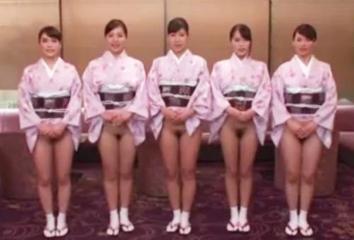 《半裸温泉》『ご遠慮なく、おハメください♡』お尻もオマンコも丸出しの仲居さんに即ハメできる下半身丸出し温泉！