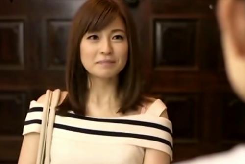 《新山沙弥》美人な母の友人をオカズに300回以上オナニーしていた息子が童貞卒業セックス！