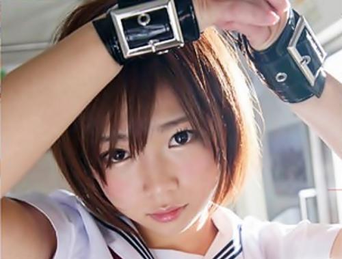 《紗倉まな》両手を拘束され大勢の男たちに輪姦され次々にザーメン発射！全身が精子まみれになる激カワ女子校生！