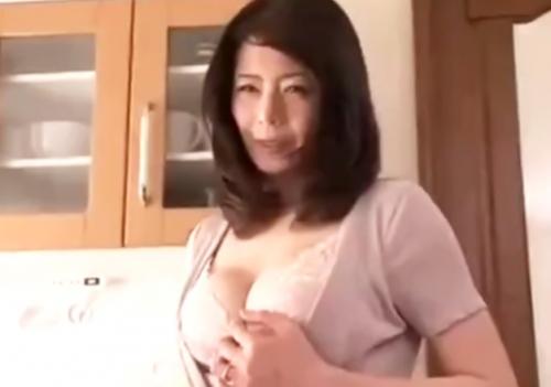 《四十路》友人の息子と美熟女母のSEX！母の友人は巨乳で美人の主婦！ある日、家に呼ばれ…三浦恵理子