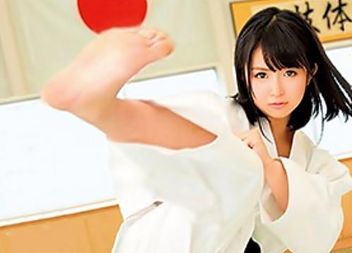 《膣内射精》空手少女が3Pセックスして大量にザーメンを中出しされる！神聖な道場で潮吹き絶頂を繰り返す淫乱美少女と化す！