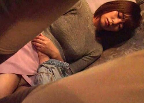 《夜行バス痴漢》パンツ丸出しで爆睡する美女のマンコに無理やり生チンポを突っ込みハメまくって中出し！声我慢セックス痴漢！