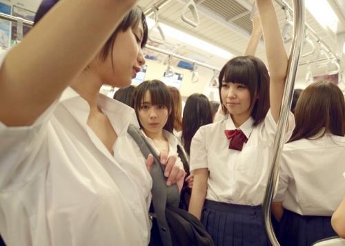 《逆痴漢》電車の女子校生たちのスケブラ、パンチラでフル勃起したチンポを好奇心旺盛女子にシゴかれ大量射精！