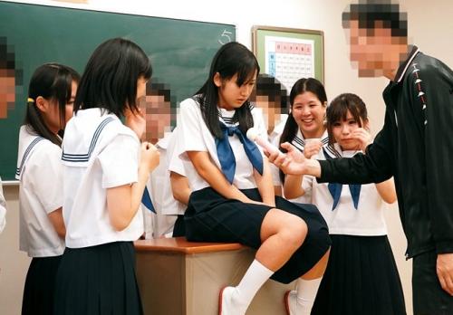 《中出し輪姦》大勢の同級生が見ている前でパイパンJKが廻される真正中出しSEX！孕ませ当番第二号　一之瀬すず
