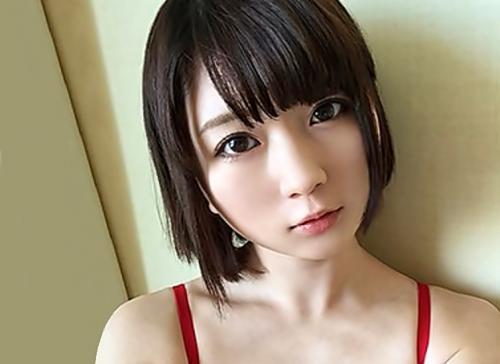 《素人 ハメ撮り》アイドル級に可愛い美女と中出しSEX！素人娘の小さな無毛マンコを生チンポでハメまくる！