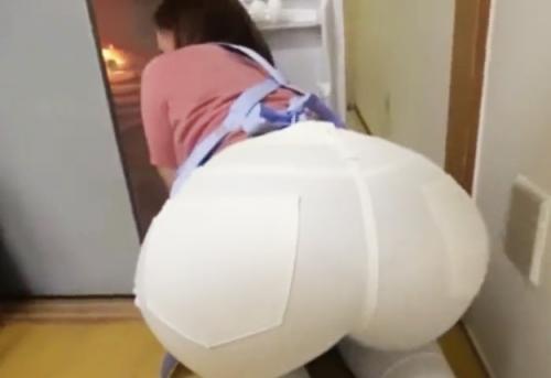 《家事代行》エロいプリ尻のおばさんの白いピタパンを脱がしフル勃起チンポをネジ込む！人妻の大きい尻に興奮し過ぎて…