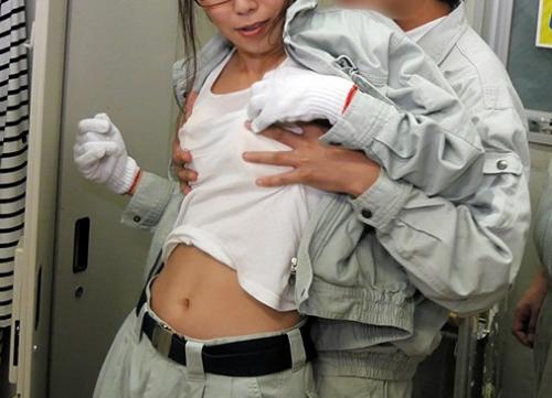 《工場女子》工場で仕事をする超気弱で美人な工員と中出しSEX！更衣室で毎日毎日セクハラし続けられ…