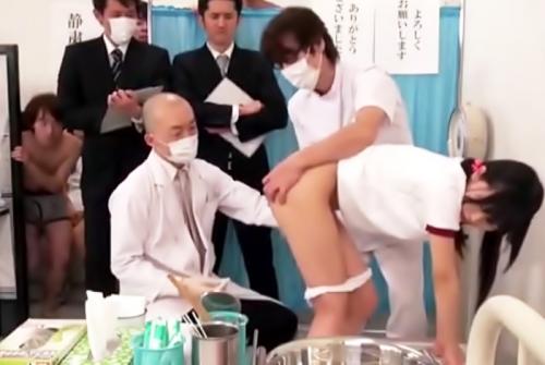 《男女混合健康診断》男子生徒が見てるなか肛門や膣の検査を受ける女子生徒！