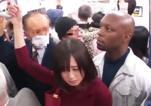 《痴漢×中出し》黒人に手マンされ潮吹きし白い愛液を垂れ流す美女が真っ黒なデカチンを小さなマンコに生挿入され中出しされる！