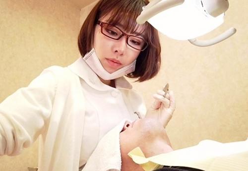 《深田えいみ×授乳手コキ》『おっぱいが頭に当たってます…』巨乳で頭を固定して作業する歯科助手がいる射精OK歯科クリニック
