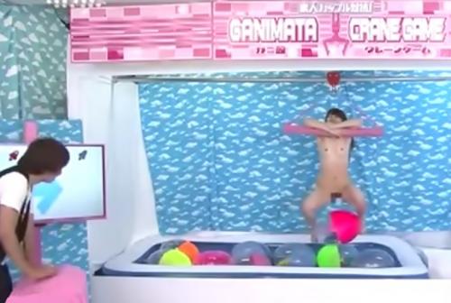 《人間クレーンGAME》失敗したら中出しセックス！素人カップルの彼女が全裸でぶら下がりガニ股で豪華商品をハサみ獲る！